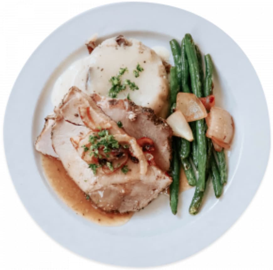 Roasted meat, mashed potatoes and sautéed green beans.